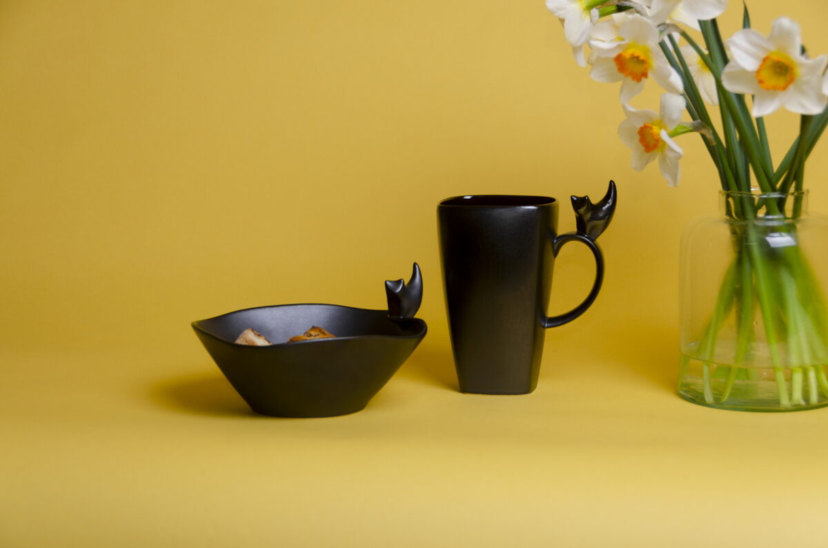 Large ceramic mug with cat figurine, satin black