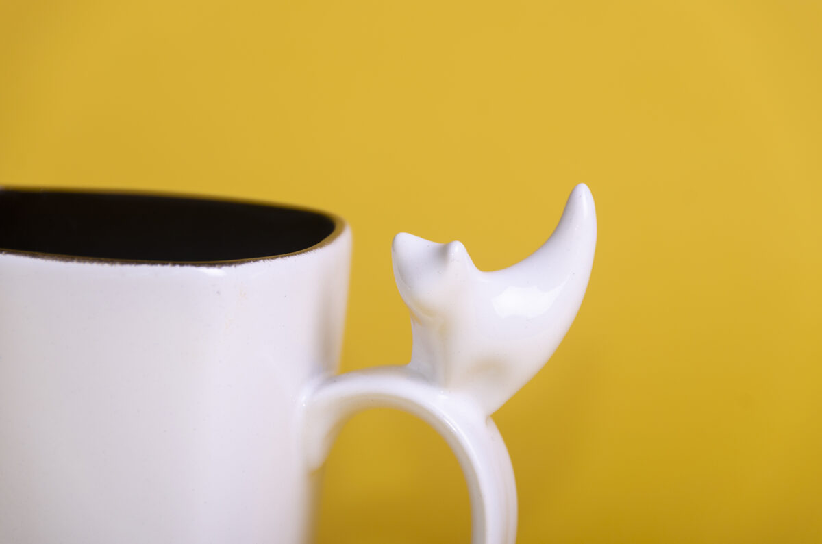 Large ceramic mug with cat figurine, snow white