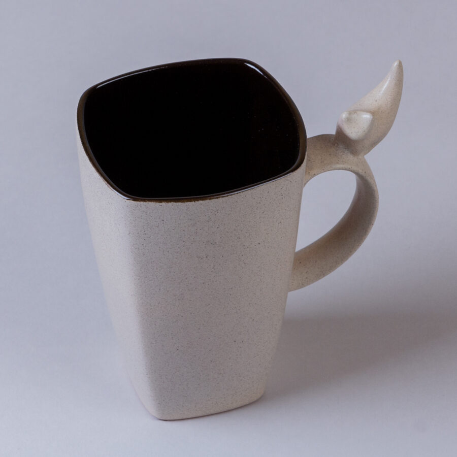 Large ceramic mug with cat figurine, speckle beige