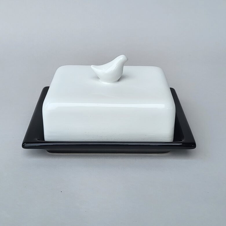 Sviesta trauks ar putniņu, Balts